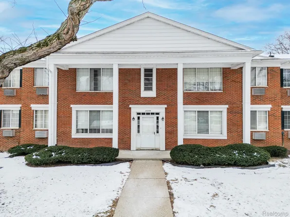 20886 Wildwood Dr APT 118, Harper Woods, MI 48225