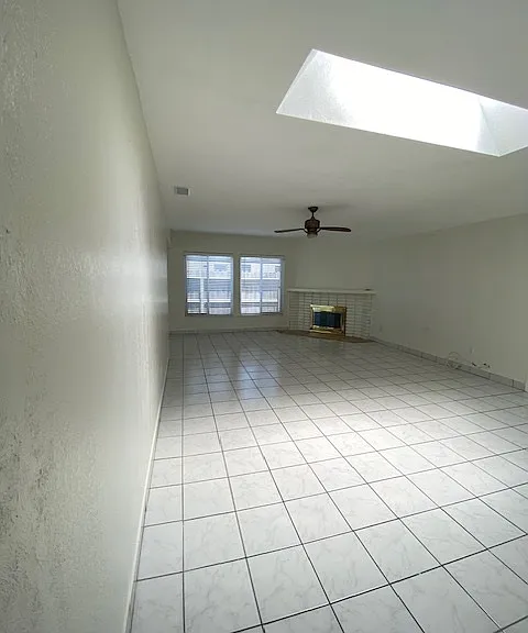 880 N Waverly St — Photo 15