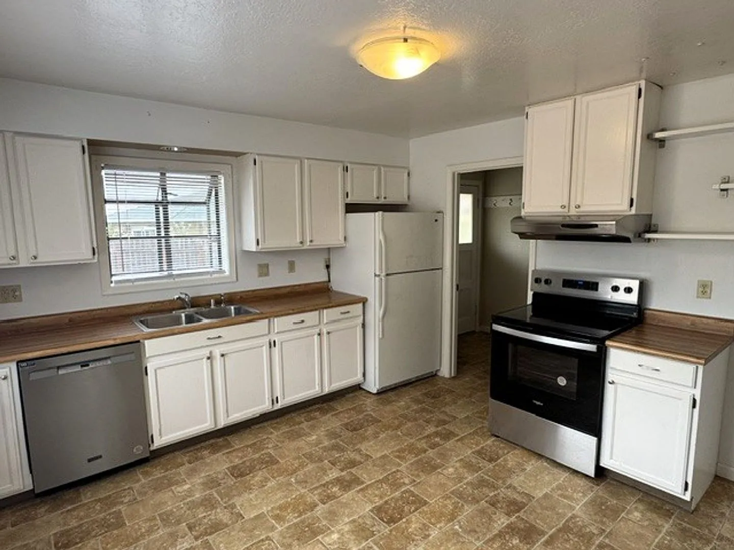Countryside Adjacent Home with Large Fenced Yard — Photo 4