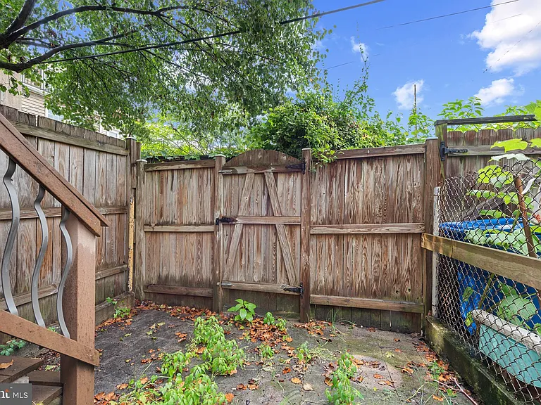 130 E Randall St — Photo 40