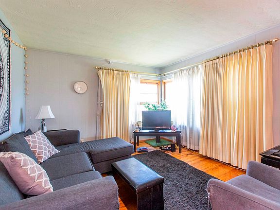 3rd image of 607 E Broadway St