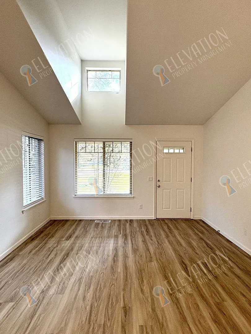 2 BR - 1 BA Duplex in NW Bend — Photo 4