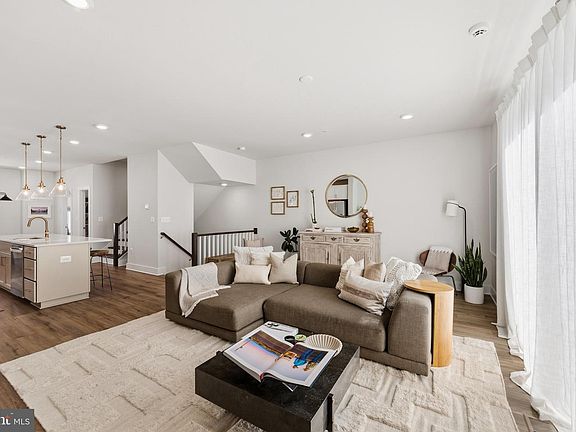 4th image of 105 Glass Ln