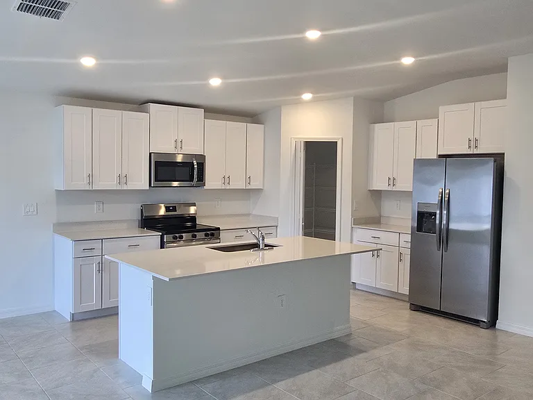 129 Hercules Dr — Photo 2