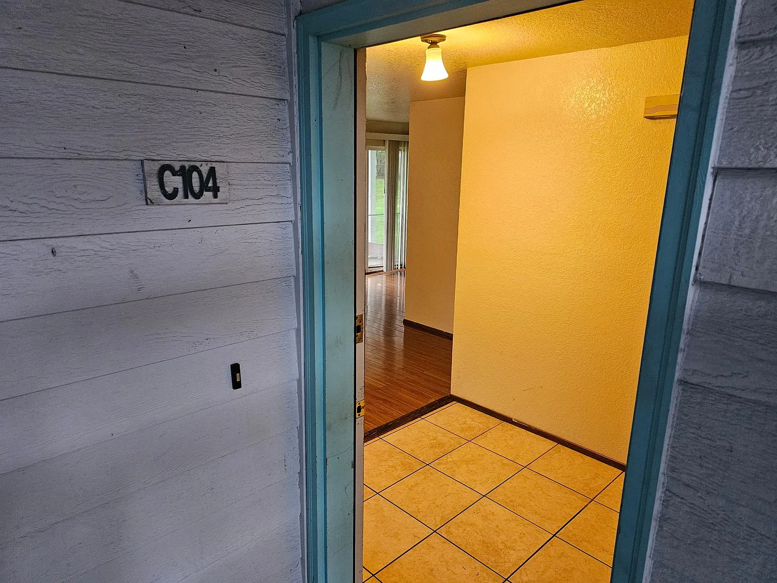 2 bed, 975 sqft, $1,400 — Photo 2
