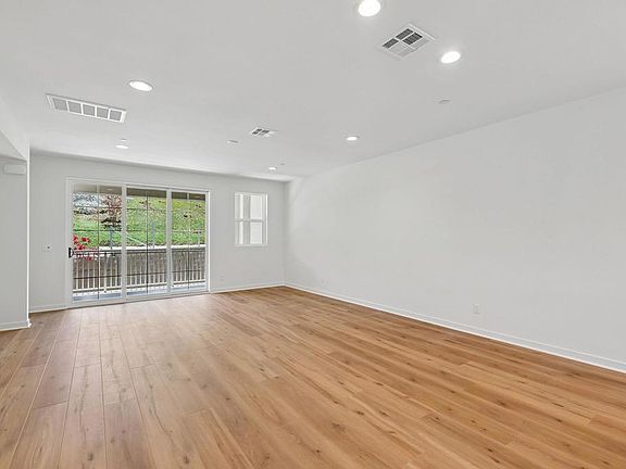 4th image of 4949 Thistle Way