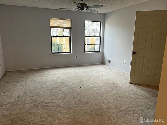 4th image of 196 Wycoff Way W
