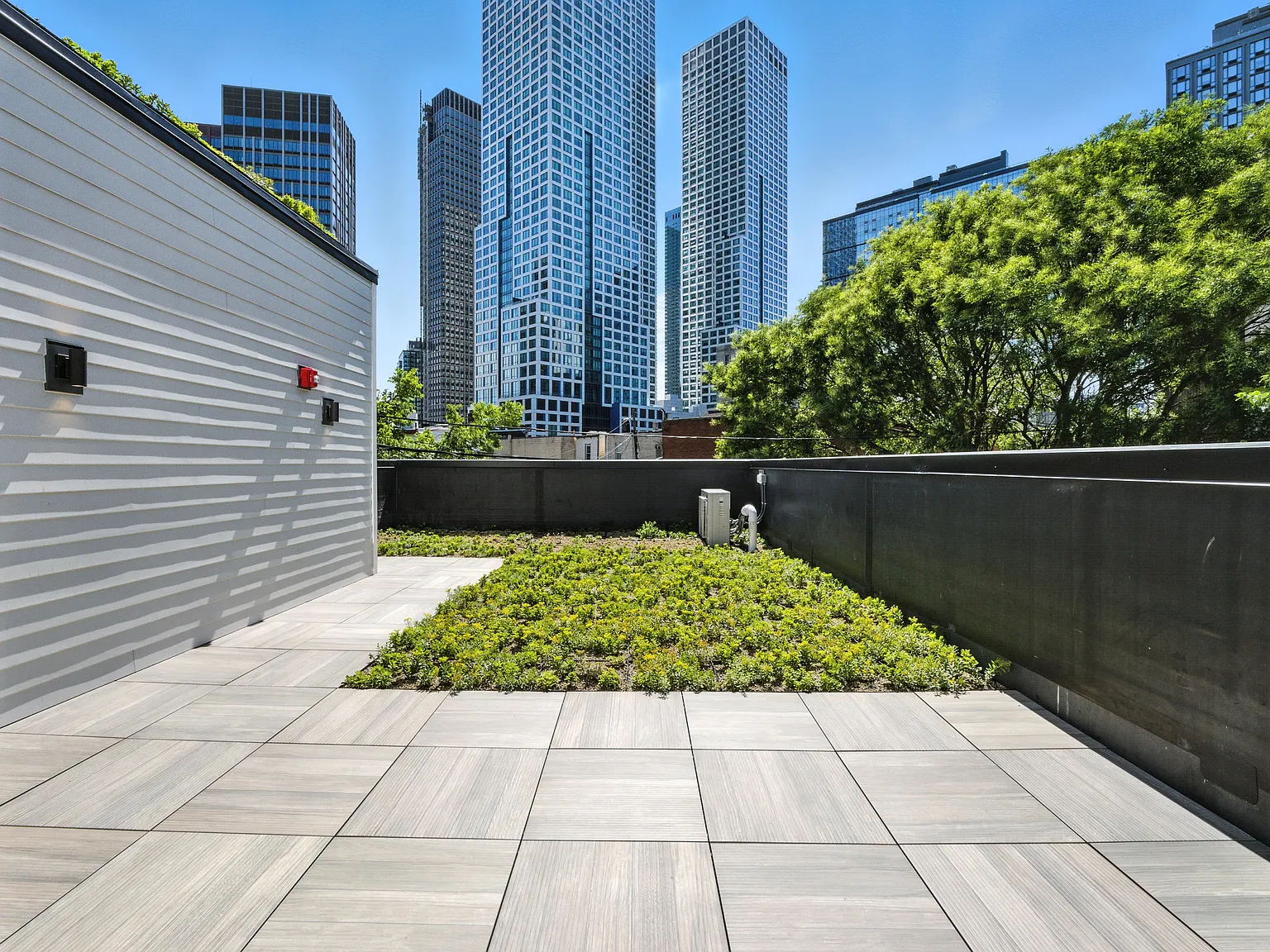 2 bed, 850 sqft, $3,500 — Photo 1