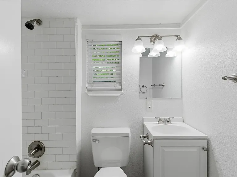 127 E Walker St — Photo 5
