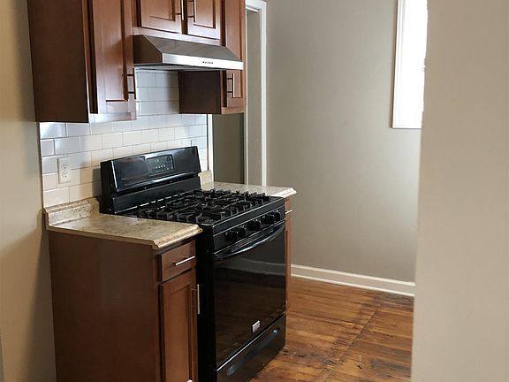 Great kitchen w gas stove and tiled backsplash
