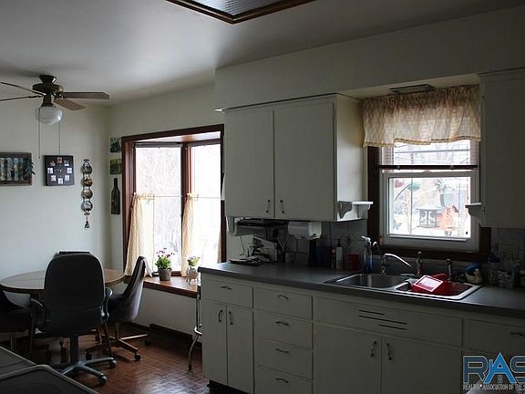 3rd image of 605 W Lawn Park Ave