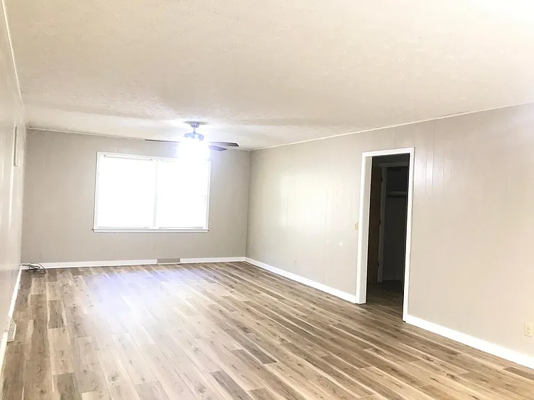 4455 S Glenn Ave — Photo 3