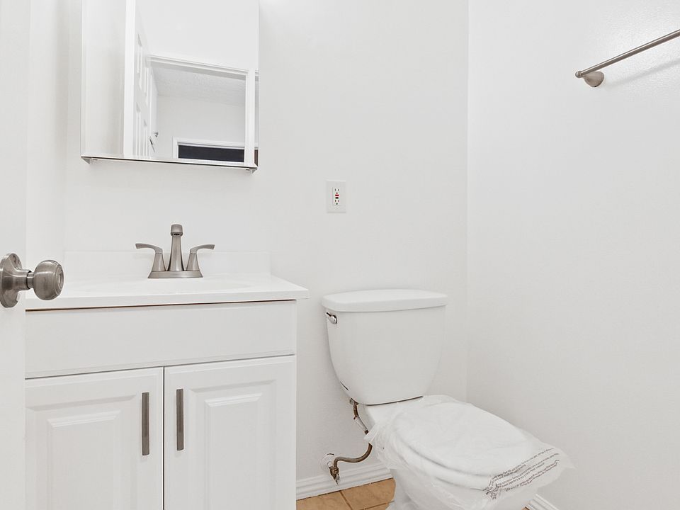1/2 Bathroom