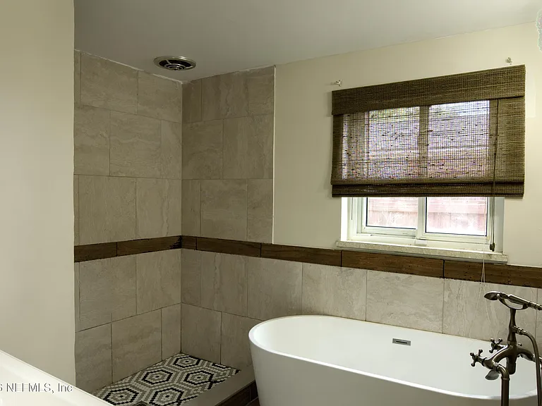 1370 Labelle St — Photo 11