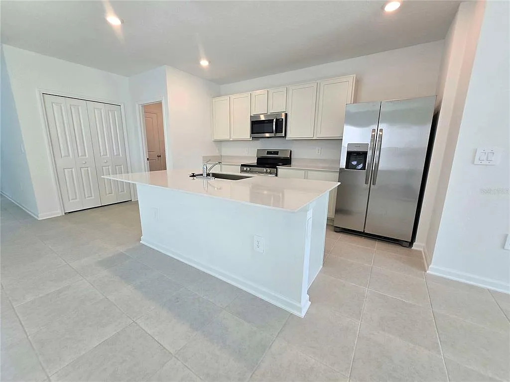 5 bed, 2.5 bath, 2326 sqft, $2,250 — Photo 3