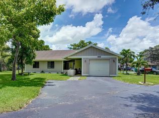 2256 Nova Village Dr, Davie, FL 33317