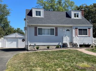 1727 Pine Grove Blvd, Bay Shore, NY 11706