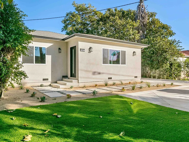6842 Cedros Ave — Photo 3