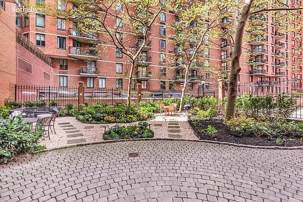 Sold by Sotheby's International Realty | media 10