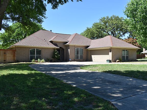 2nd image of 109 Lakeside Oaks Cir