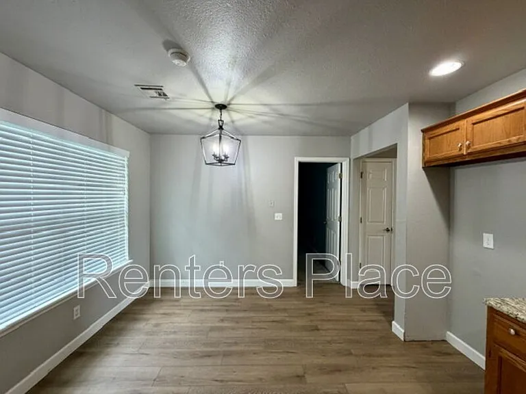 312 W Sycamore St — Photo 5