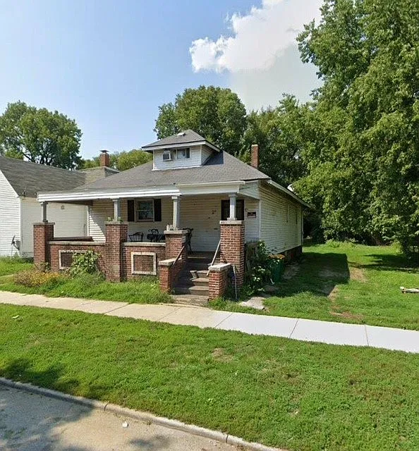 1112 E Main St