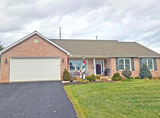 25 Summer Breeze Ln, Chambersburg, PA 17202