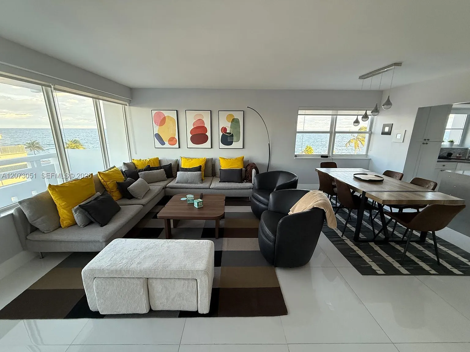 Hollywood Towers Condo — Photo 1