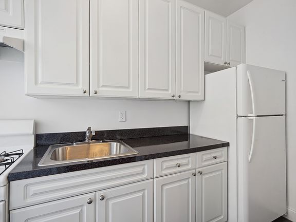 5th image of 2175 Cedar Ave #9A