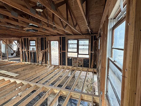 4th image of 650 Daisy Cir