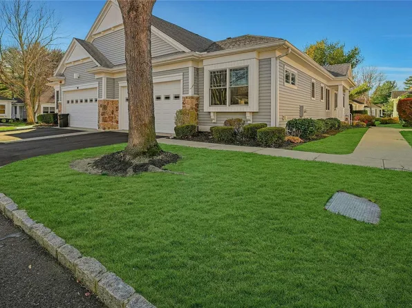 39 Oak Run #39, Stony Brook, NY 11790