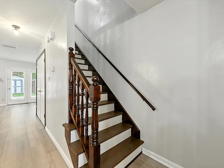 302 Seeman Ct — Photo 11