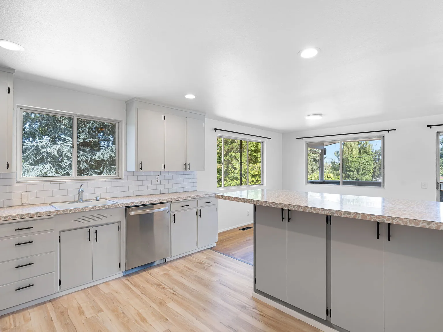 3 bed, 1400 sqft, $2,450 — Photo 3
