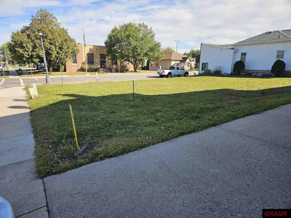 117 2nd St NE, Waseca, MN 56093