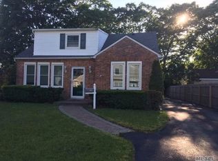 22 Robbins Ave, Islip, NY 11751