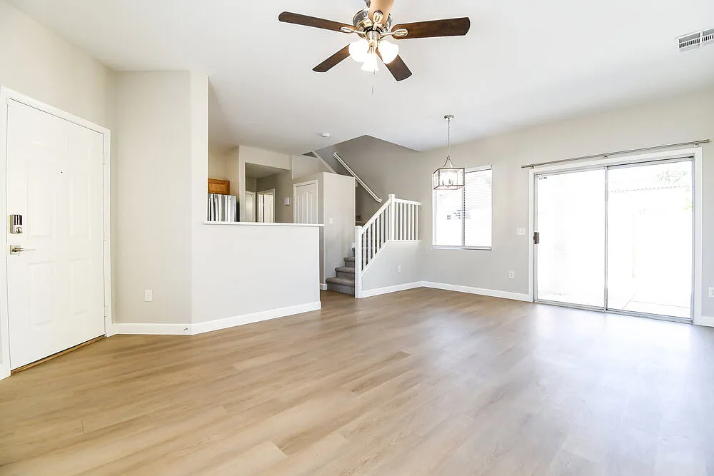 3 bed, 2.5 bath, 1381 sqft, $2,315 — Photo 4