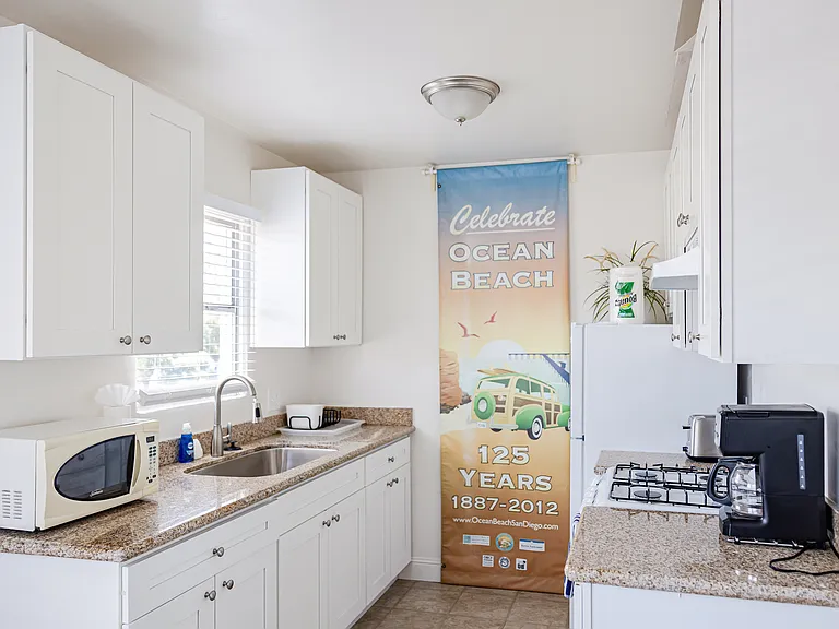 2221 Cable St — Photo 8