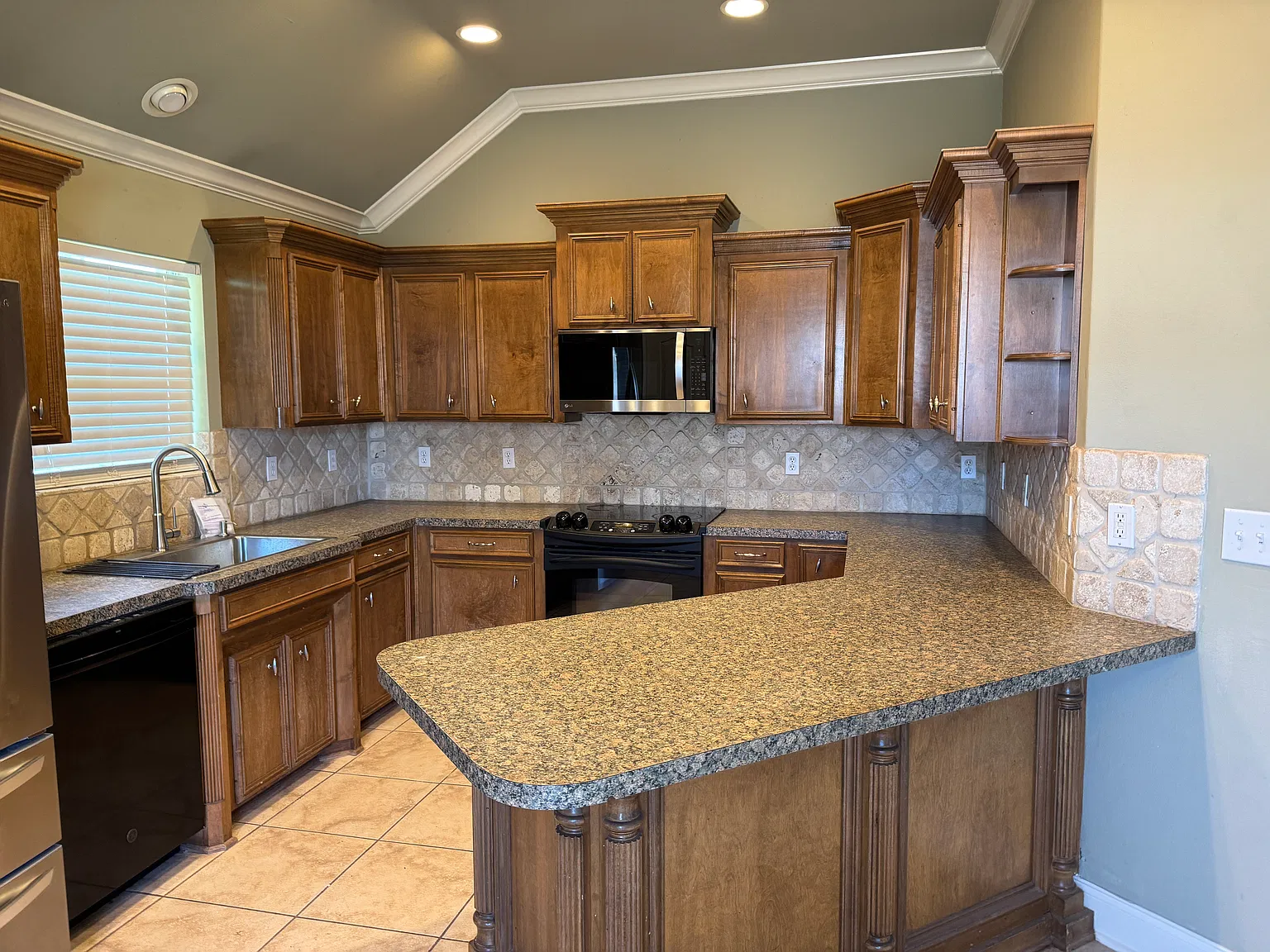 4 bed, 1889 sqft, $2,300 — Photo 3