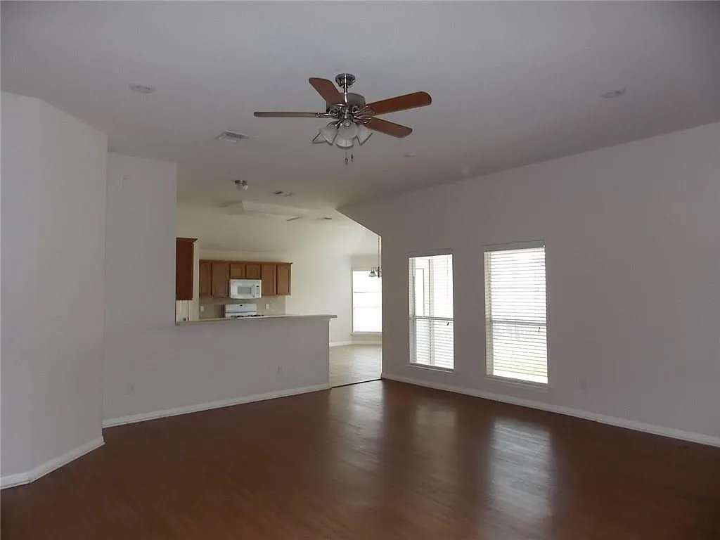 4 bed, 2.0 bath, 2136 sqft, $2,000 — Photo 4