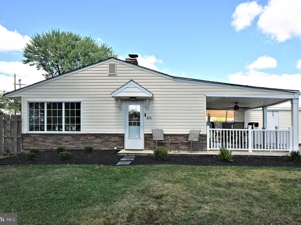 315 Goldenridge Dr, Levittown, PA 19057