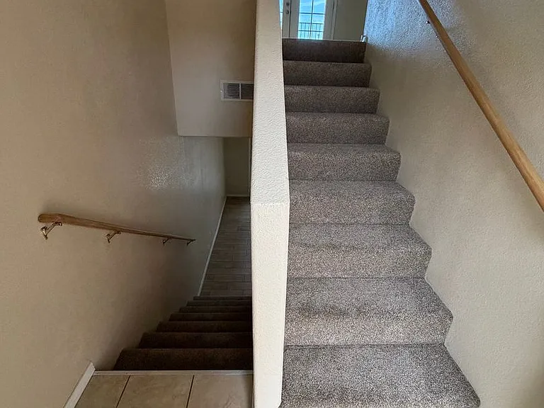 1911 Girard Blvd NE — Photo 2