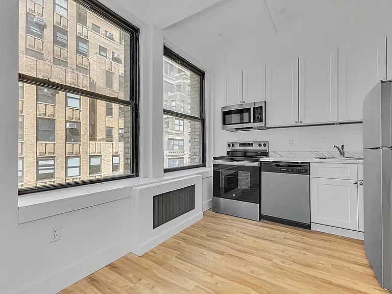 248 W 35th St #1003 — Photo 2