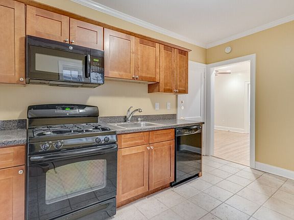 2nd image of 812 Farmington Ave #810-202