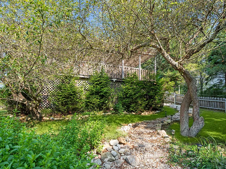 75 Bryan Rd — Photo 30