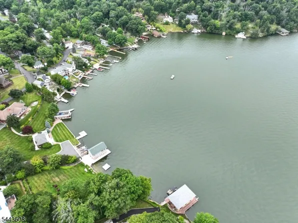 19 Lakeland Dr, Hopatcong Boro, NJ 07843