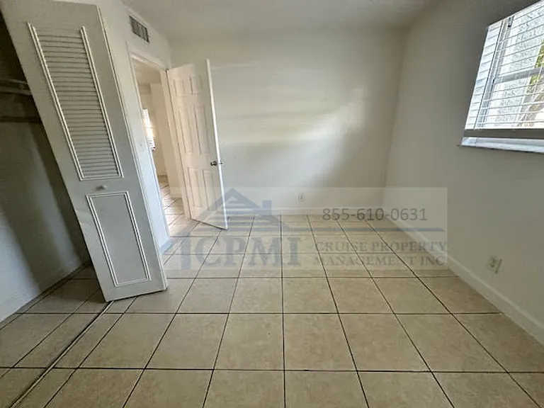 Lakeview Apartments - 5911 SW 41 St — Photo 29