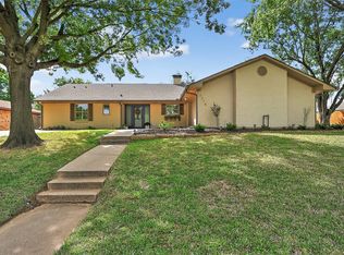 2215 Oak Creek Dr, Sherman, TX 75092