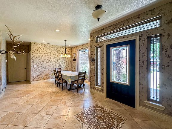 5th image of 806 SW 7th St