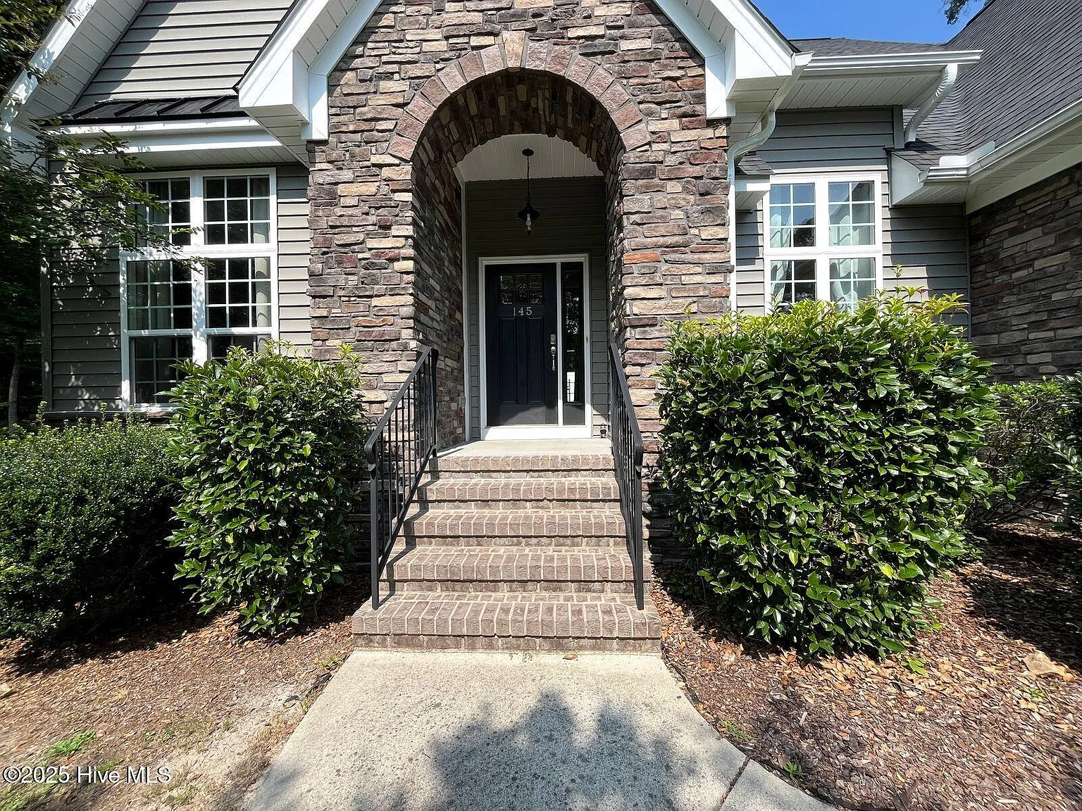 3 bed, 2.0 bath, 2050 sqft, $2,500 — Photo 2