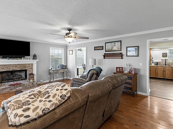 4th image of 1077 Debbie Ln